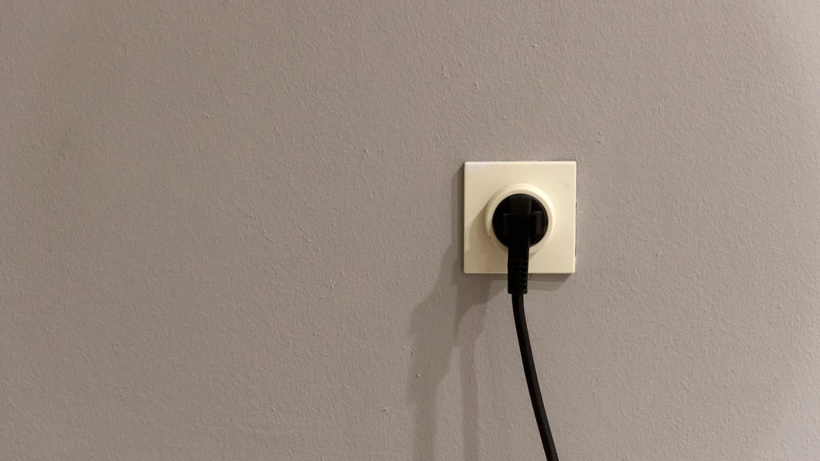Prise murale avec câble branché, exemple de prise électrique standard