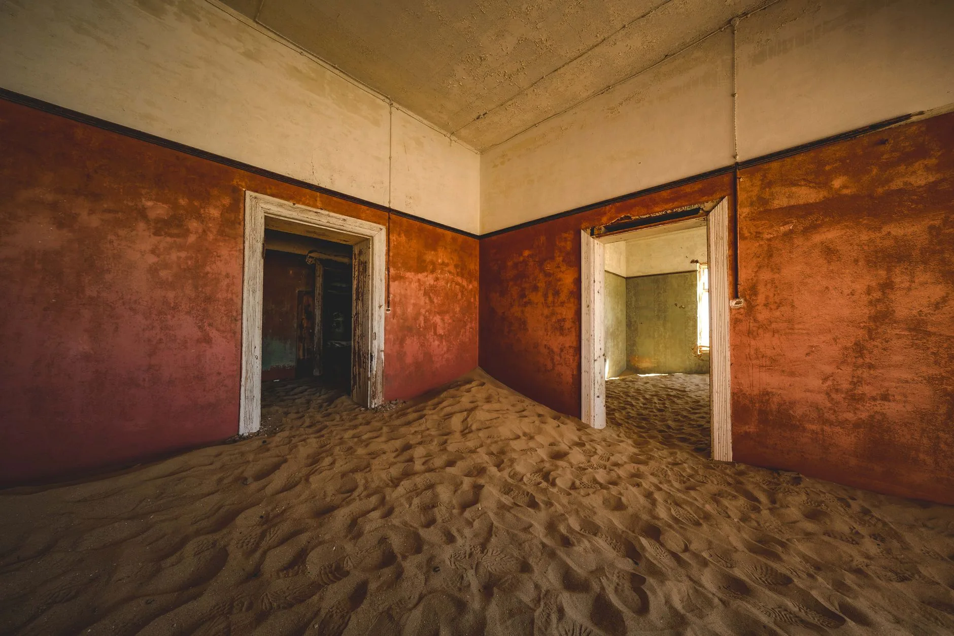 Maison abandonnée envahie par le sable à Kolmanskop, ville fantôme près de Lüderitz en Namibie