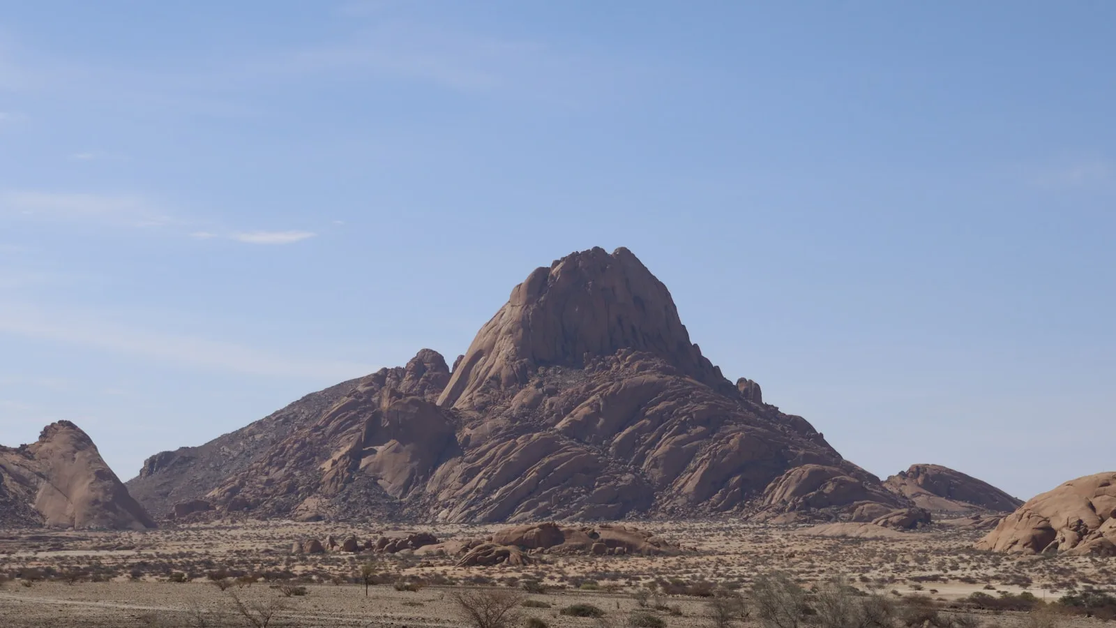 3. 🌋 Spitzkoppe — Le Cervin namibien