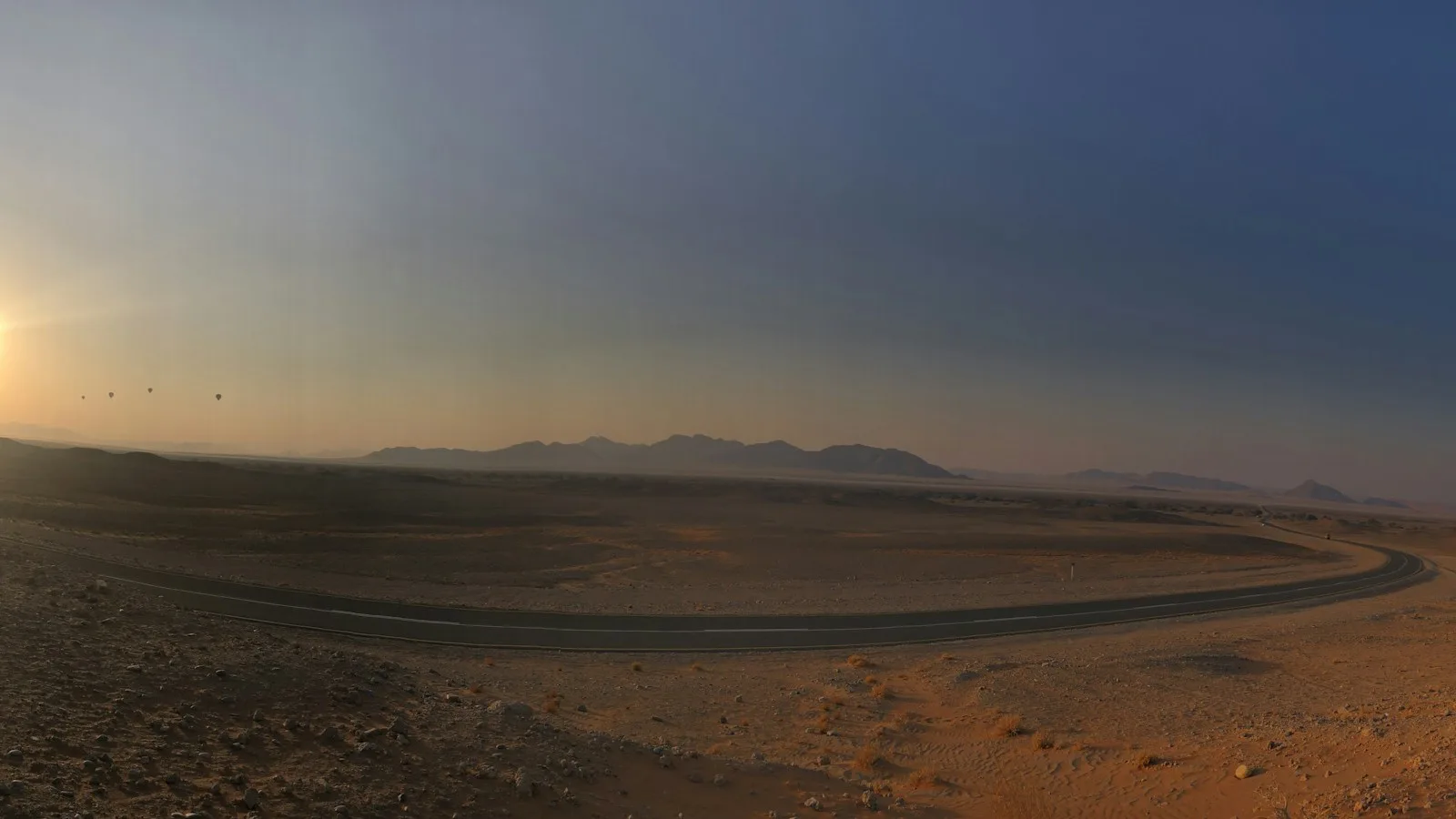 Montgolfière survolant les dunes rouges du désert du Namib à Sossusvlei au lever du soleil